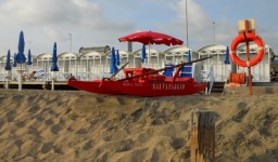 Reddingsboot op strand