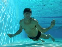 Muž pod vodou
