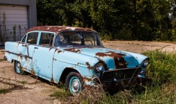 Carro oxidado velho