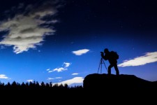 Fotograf silueta v noci