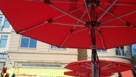 Красными зонтами