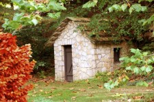 Kamenná chata v lese