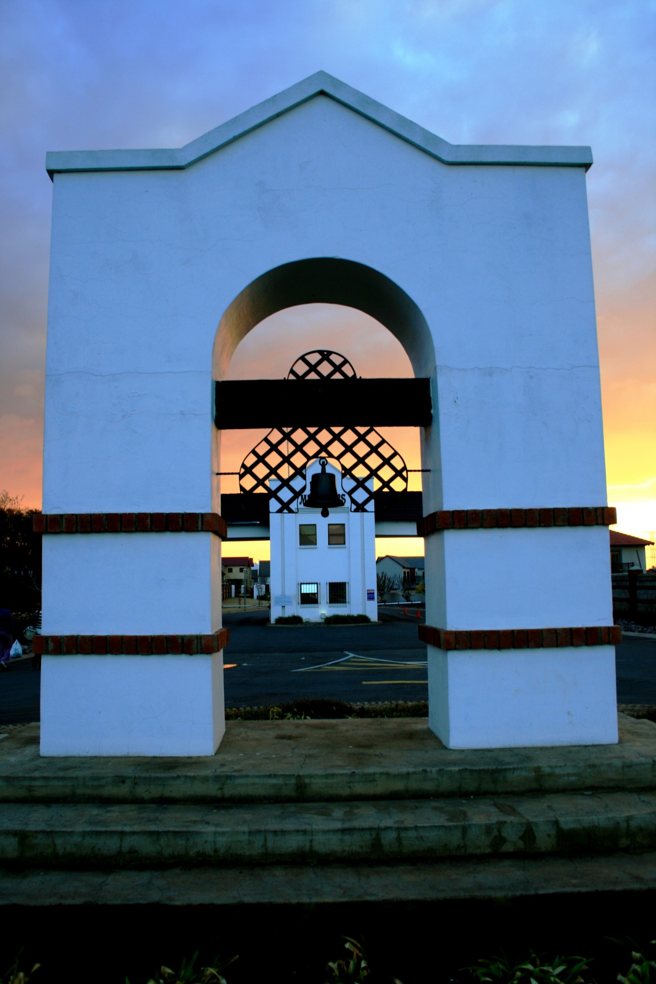 арка с колоколом