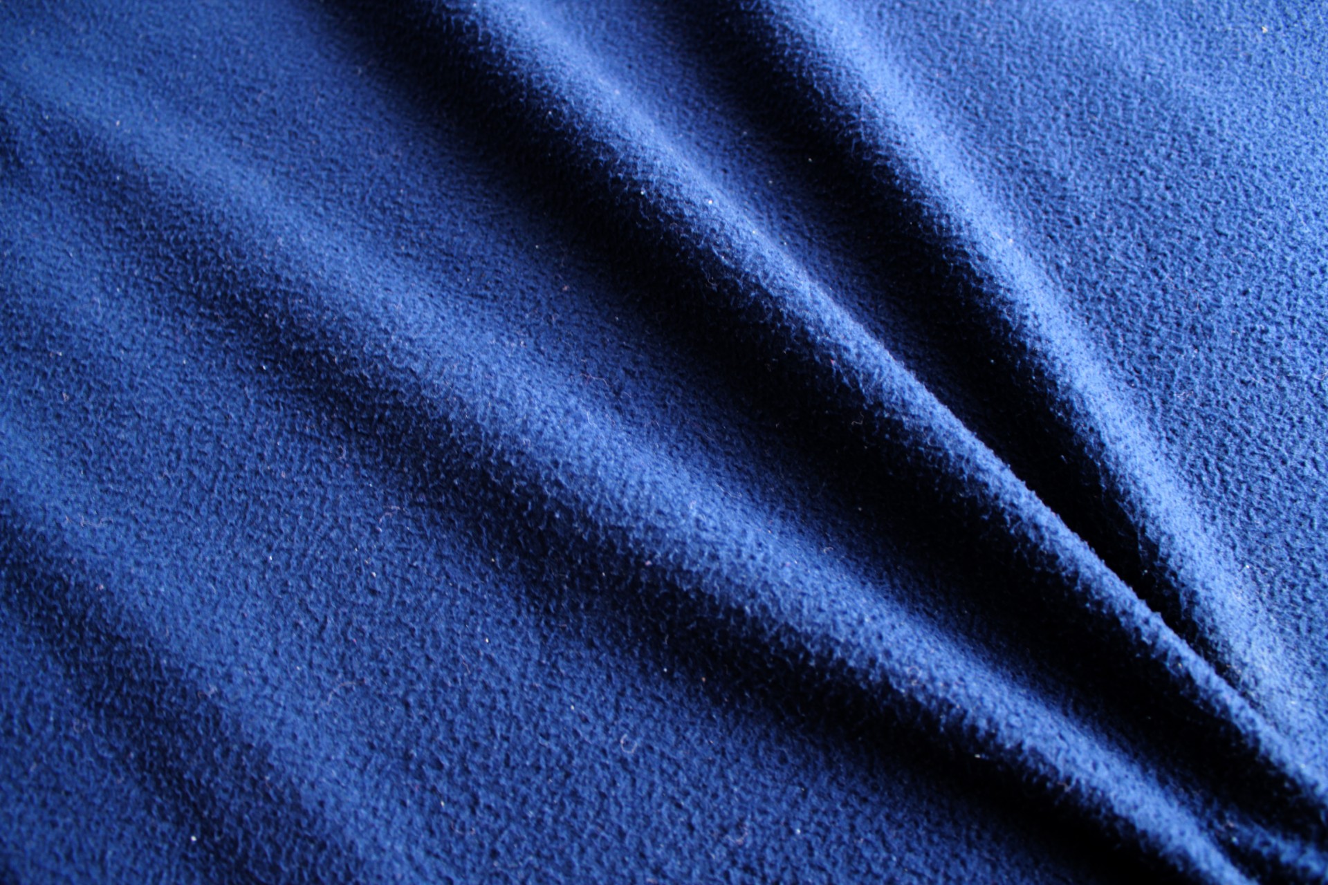 синем фоне ткани