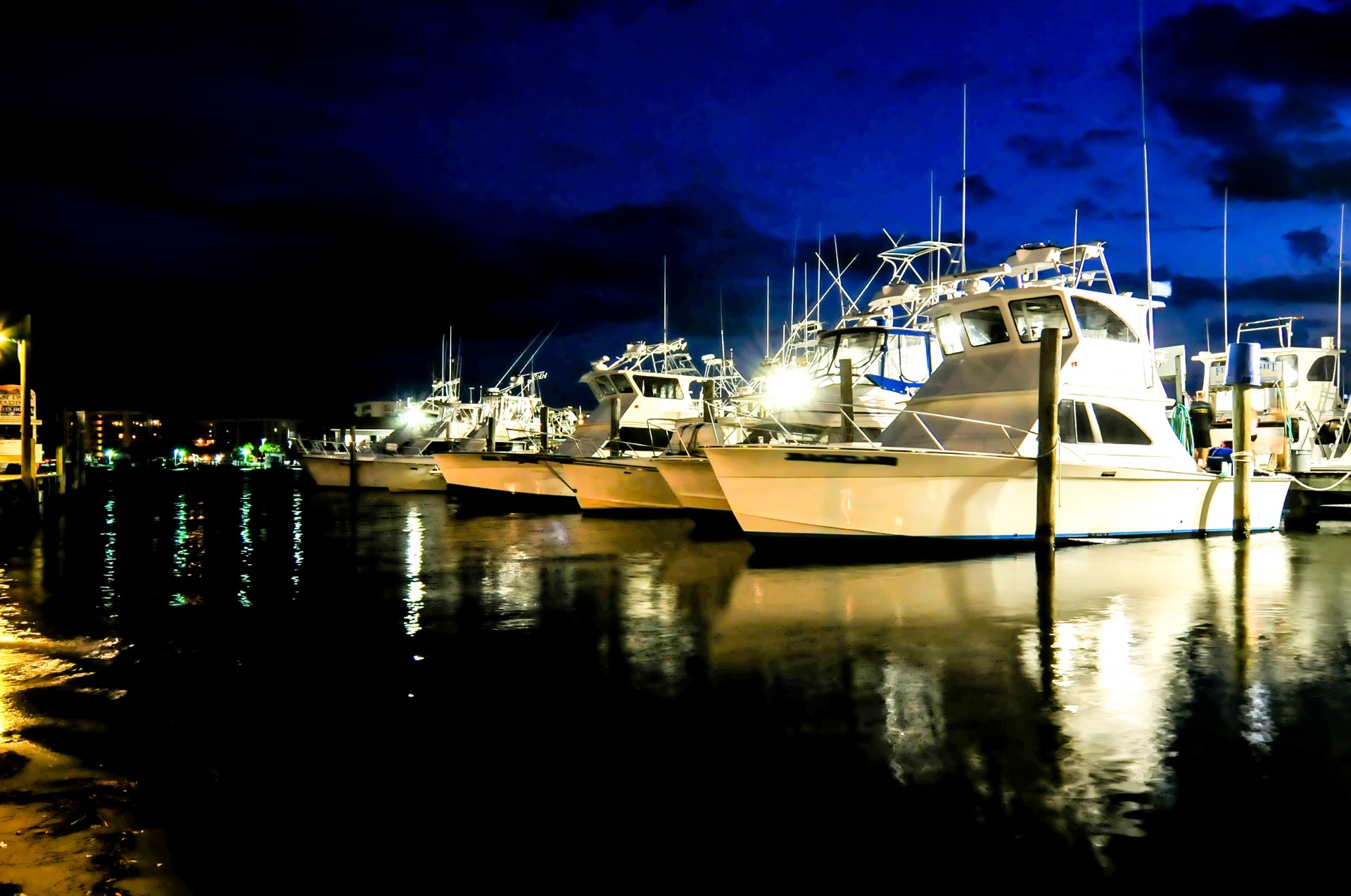 Рыбацкие лодки в ночное время