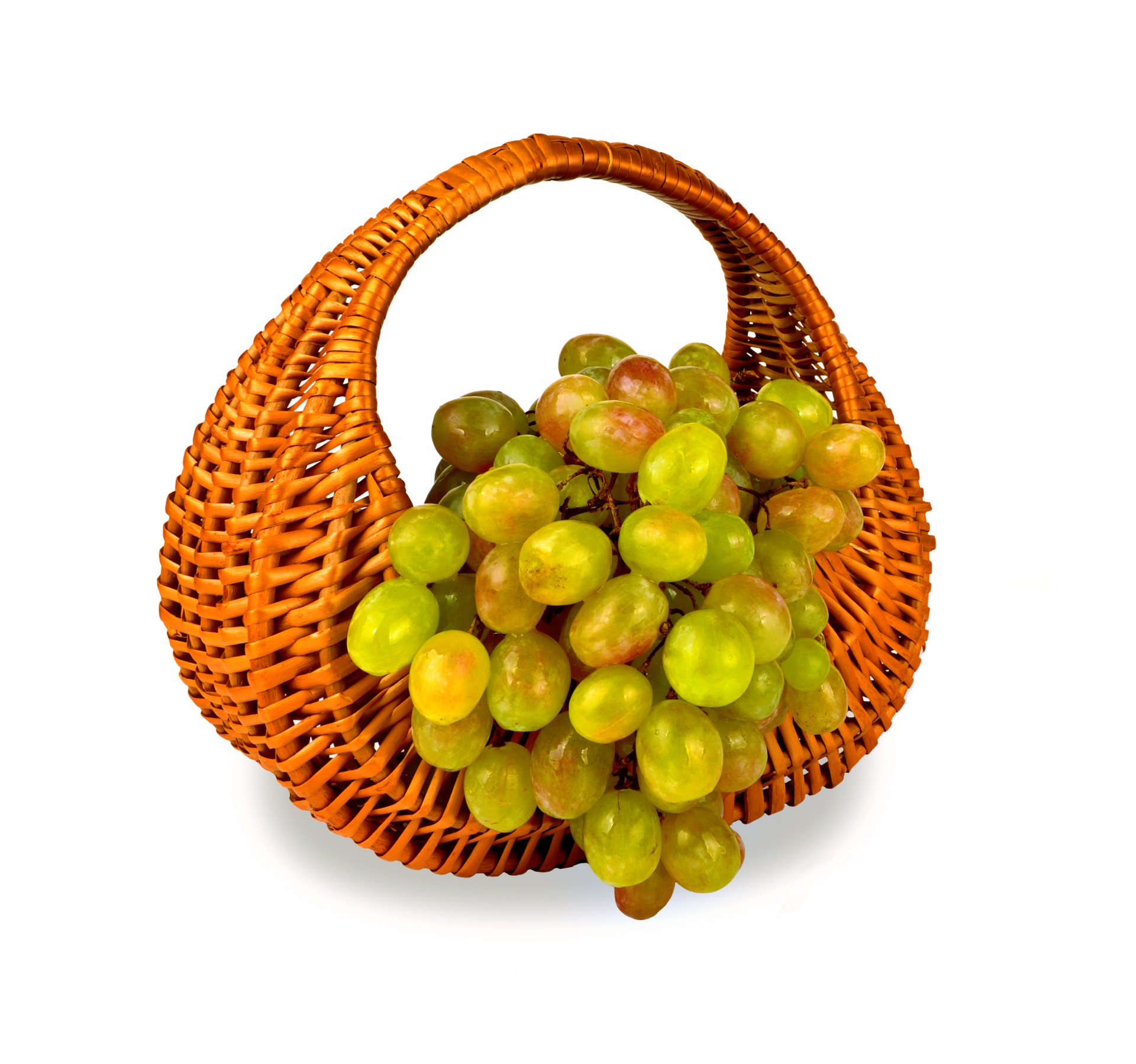Виноград в плетеной корзине