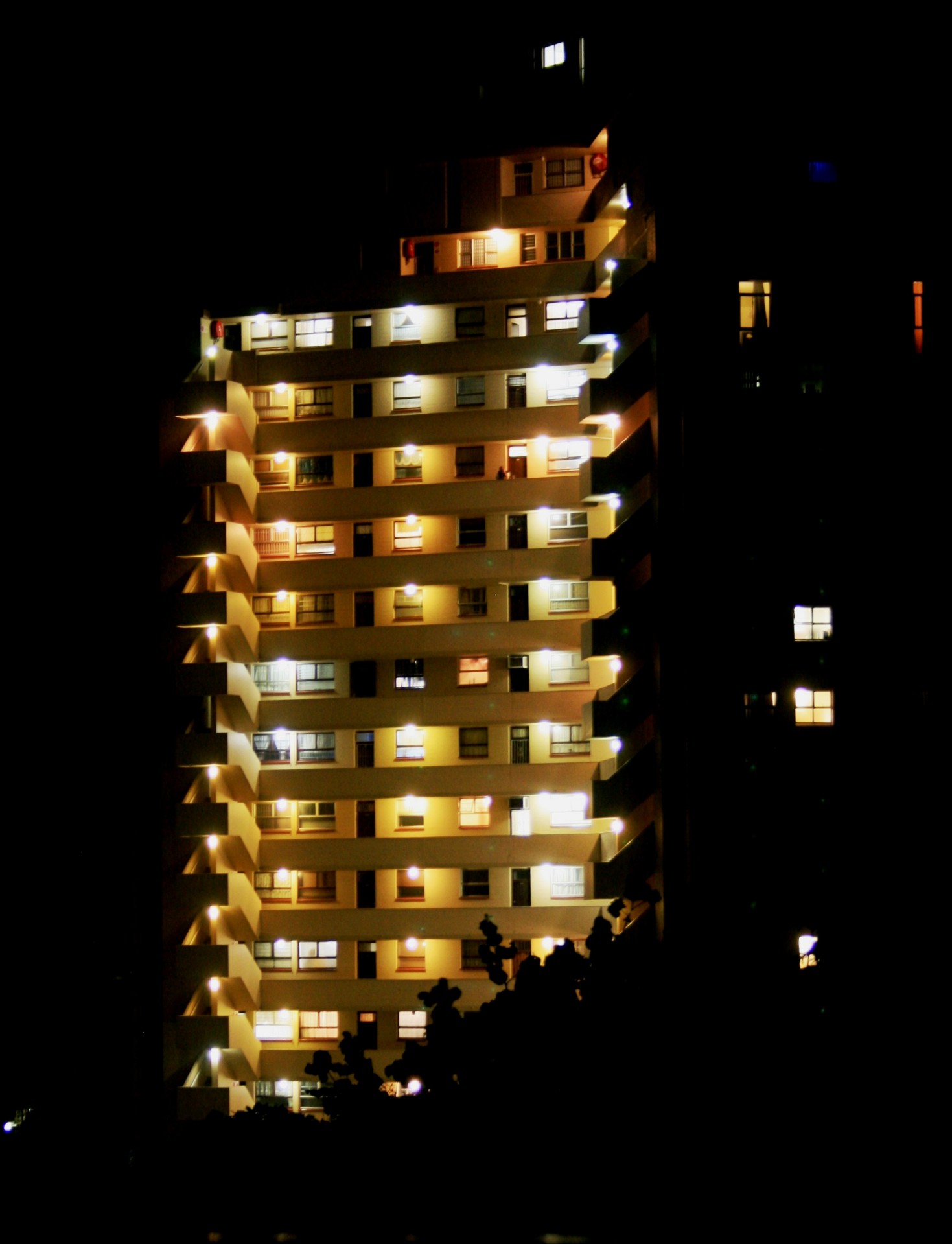 Высотное здание в ночное время