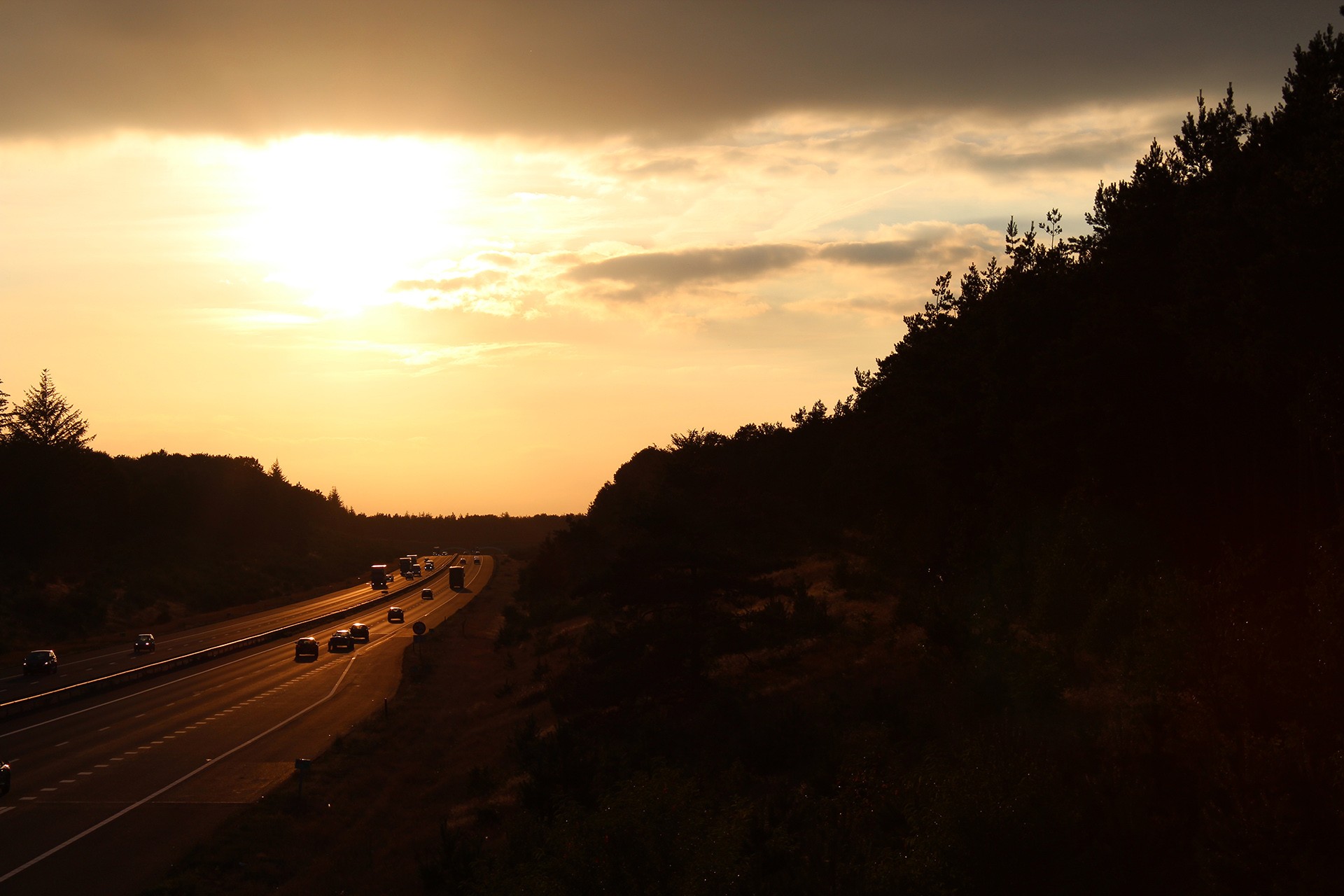 Autobahn auf Sonnenuntergang