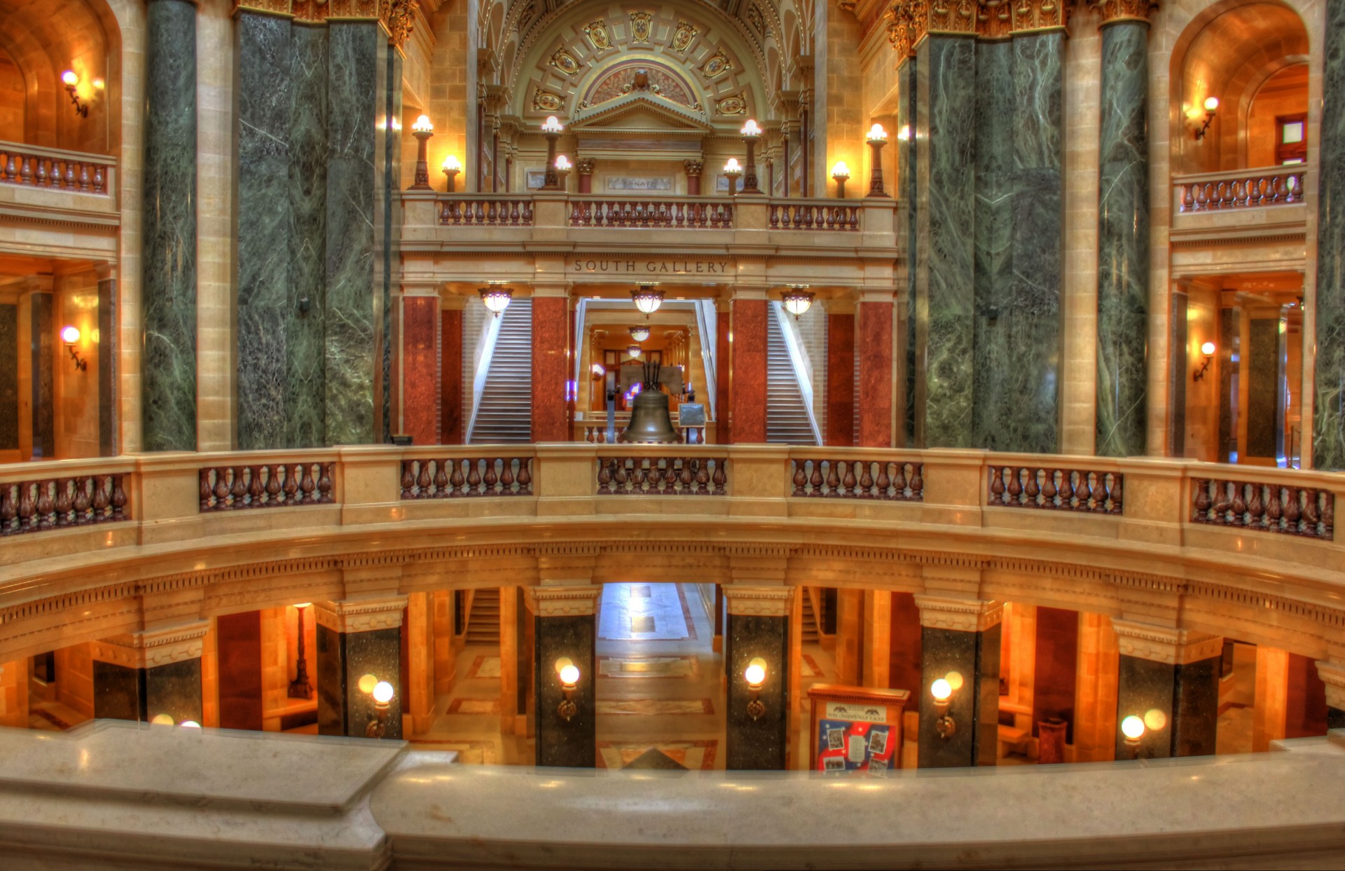 În interiorul Capitol