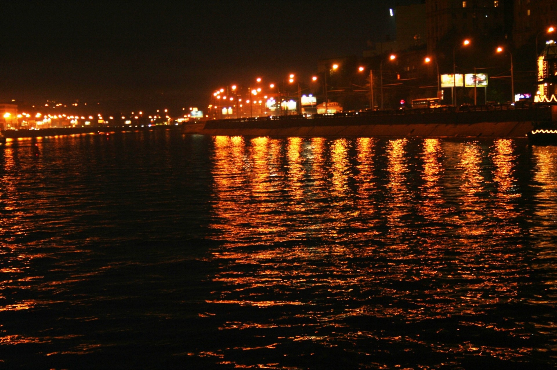 Lichter reflektiert auf dem Fluss Moskau