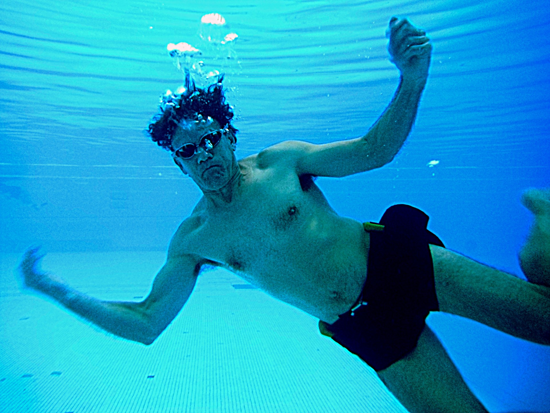 Mann unter Wasser
