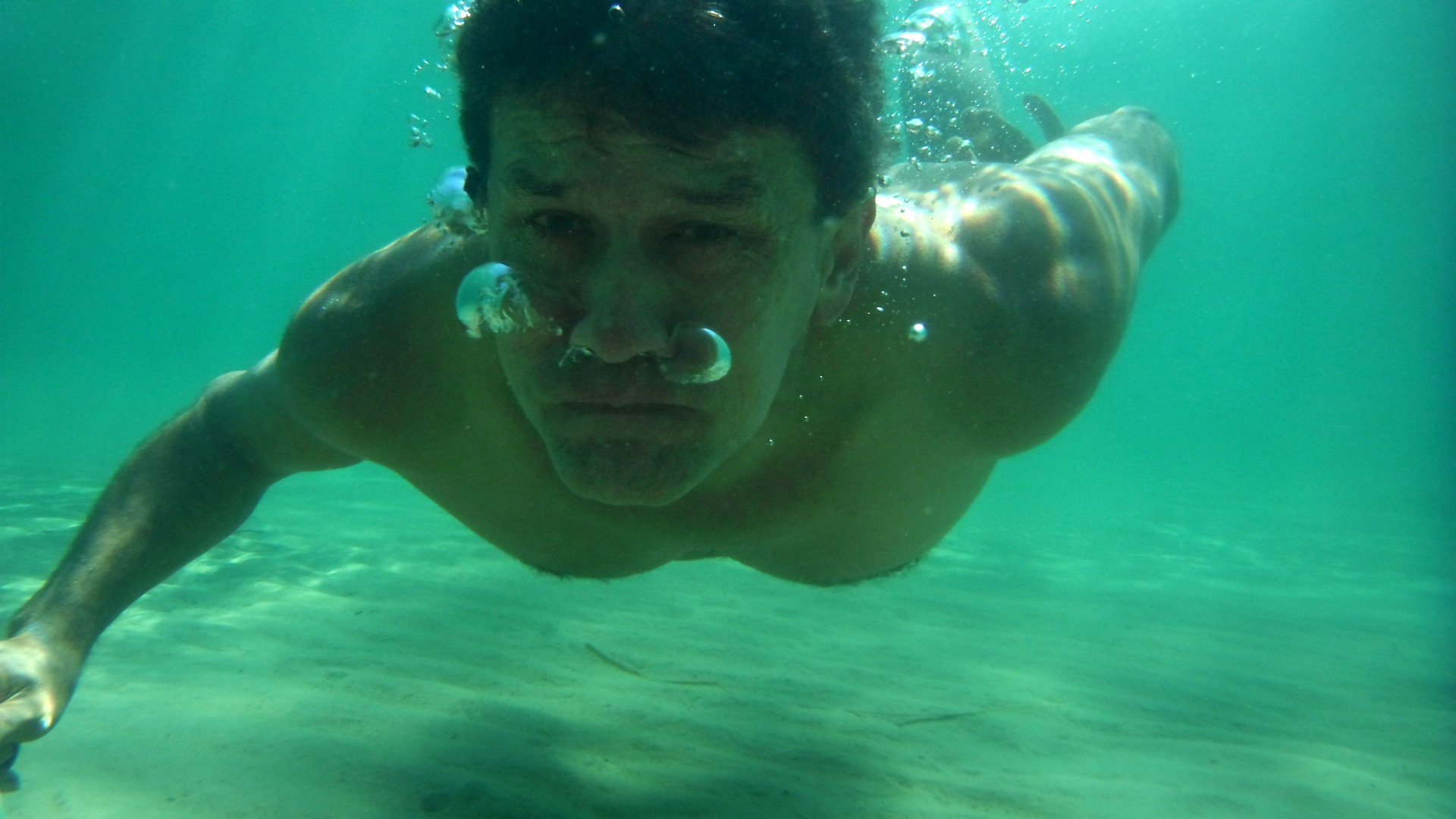 Mann unter Wasser im Meer