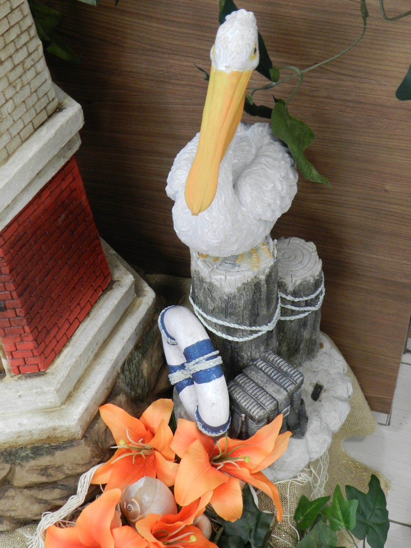 Пеликан и цветы