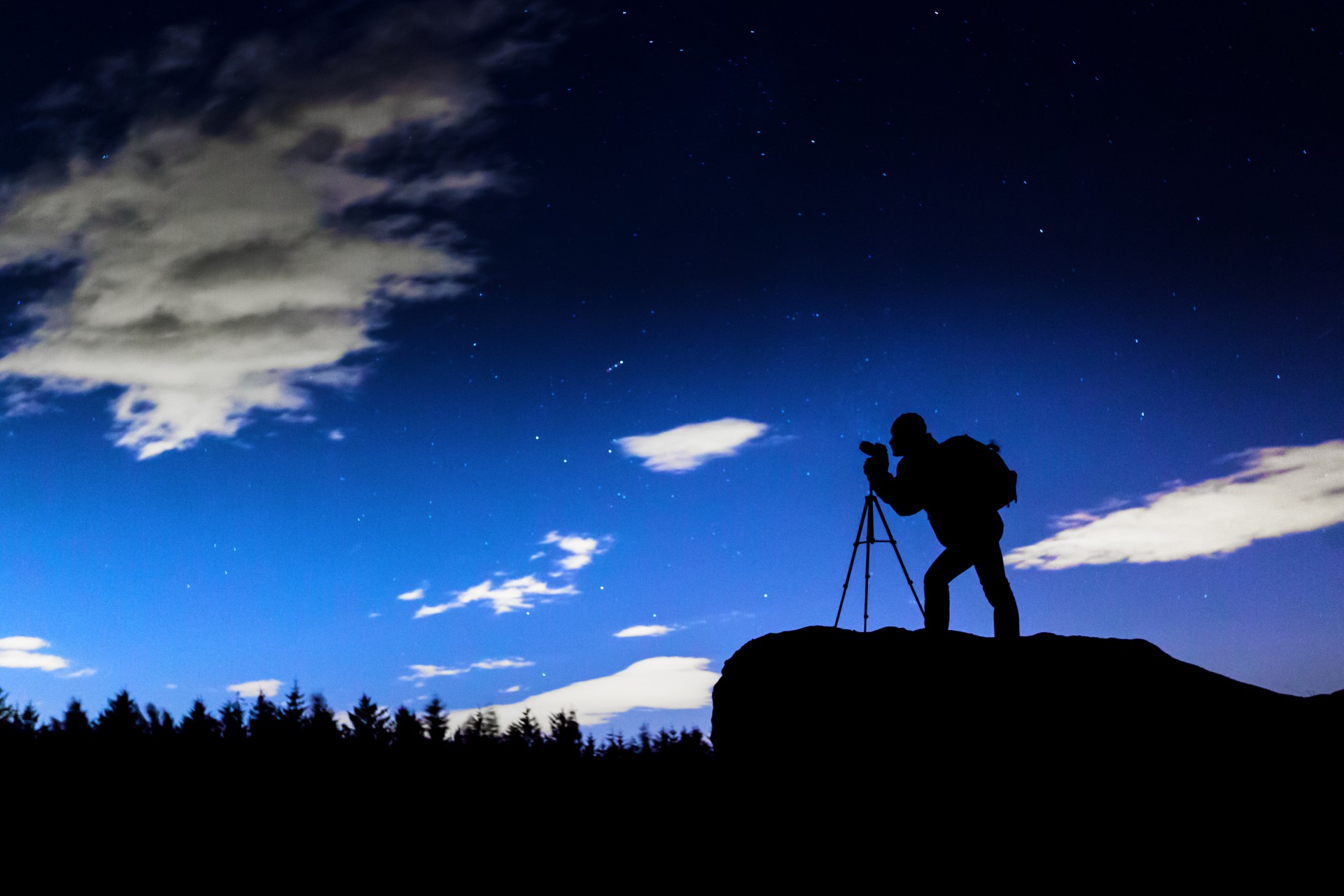 Fotograaf silhouet in de nacht