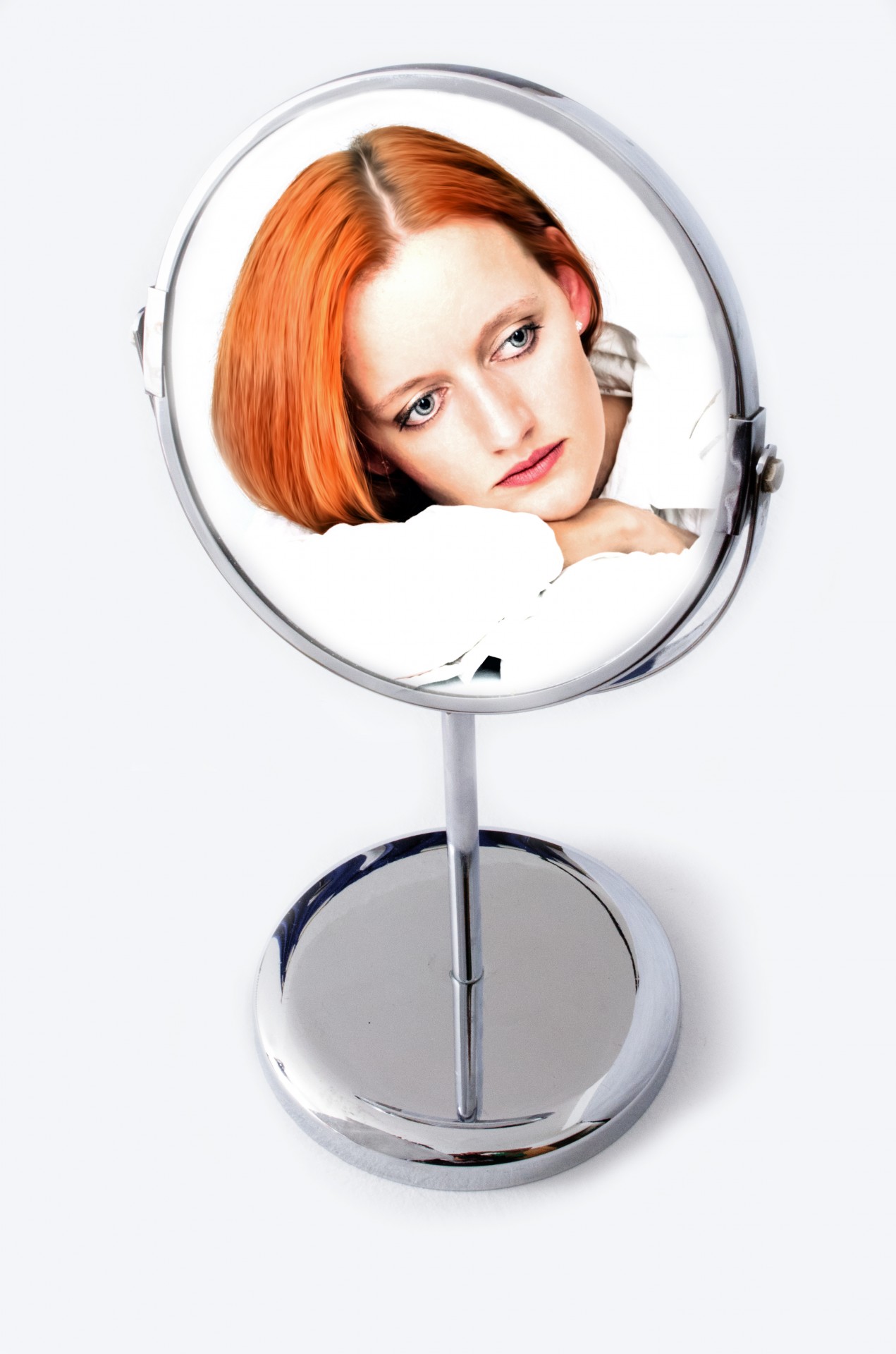 Изображение женщины в зеркале