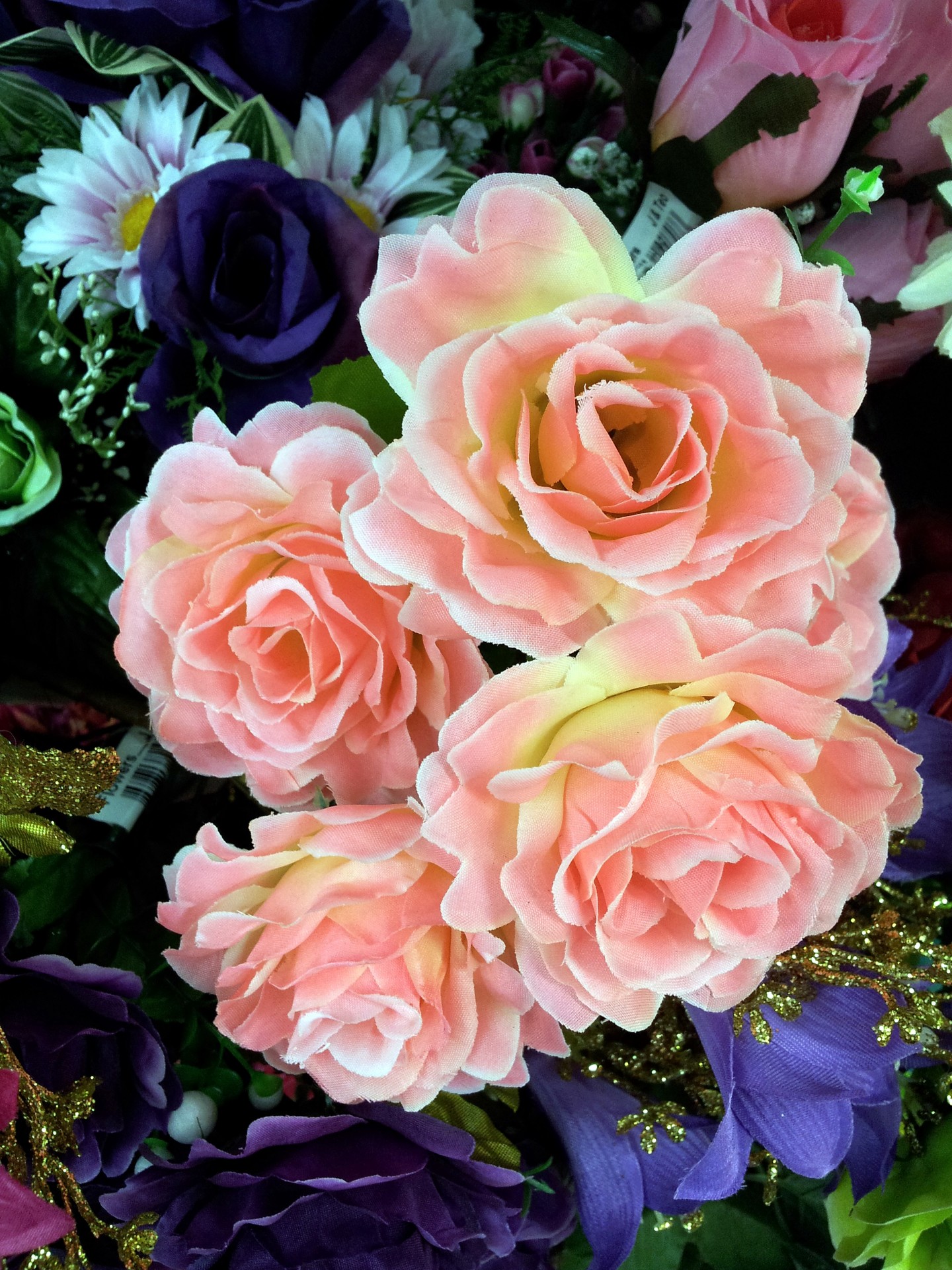 Розовый поддельные розы в цвету