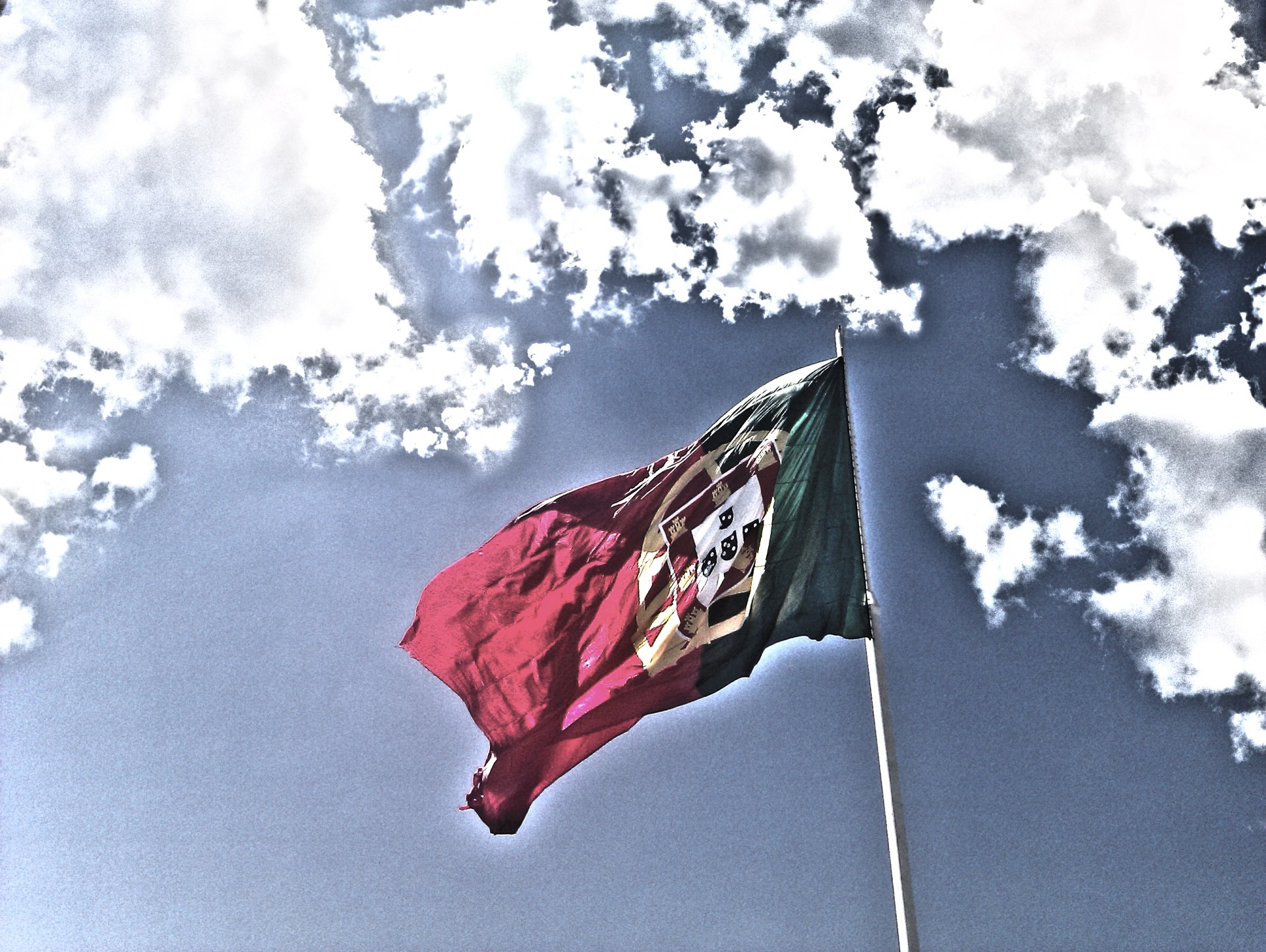 Португальским флагом