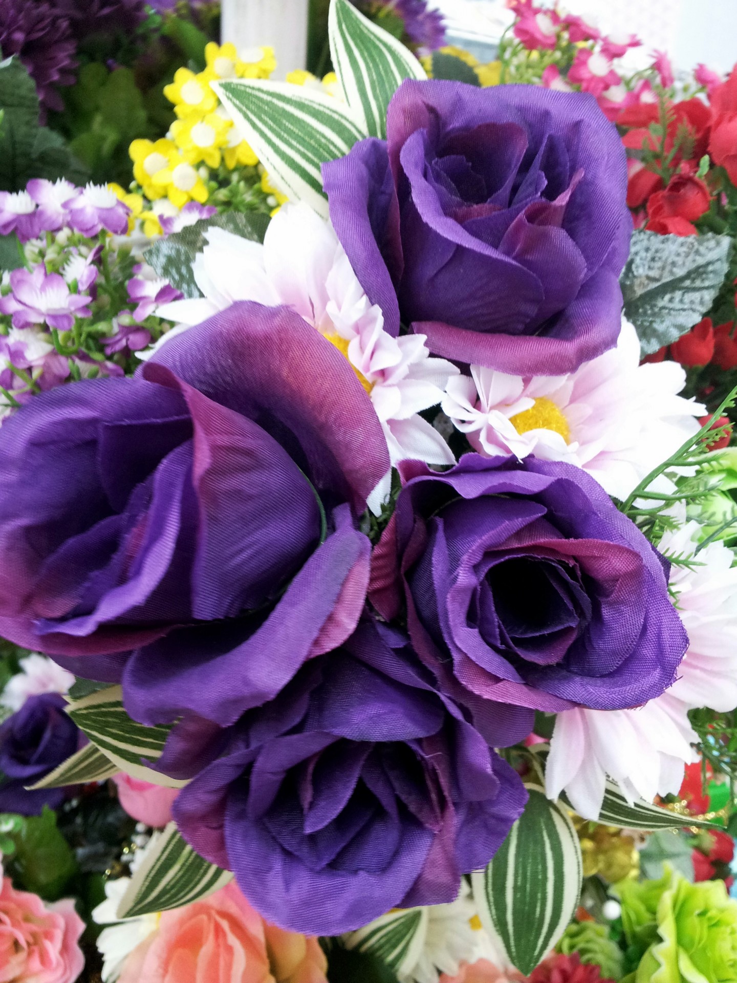 Фиолетовый поддельные розы в цвету