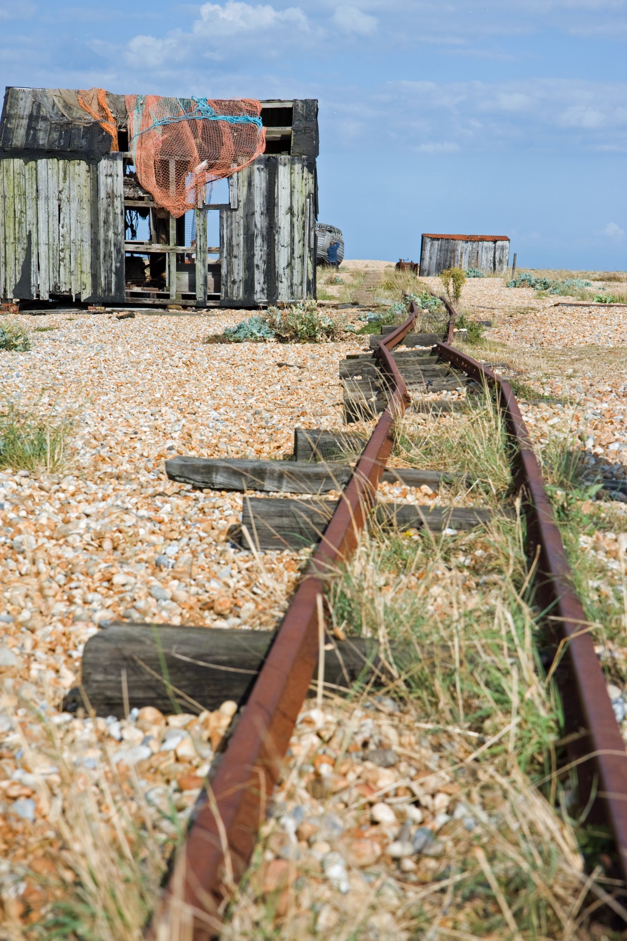 Tory kolejowe na plaży