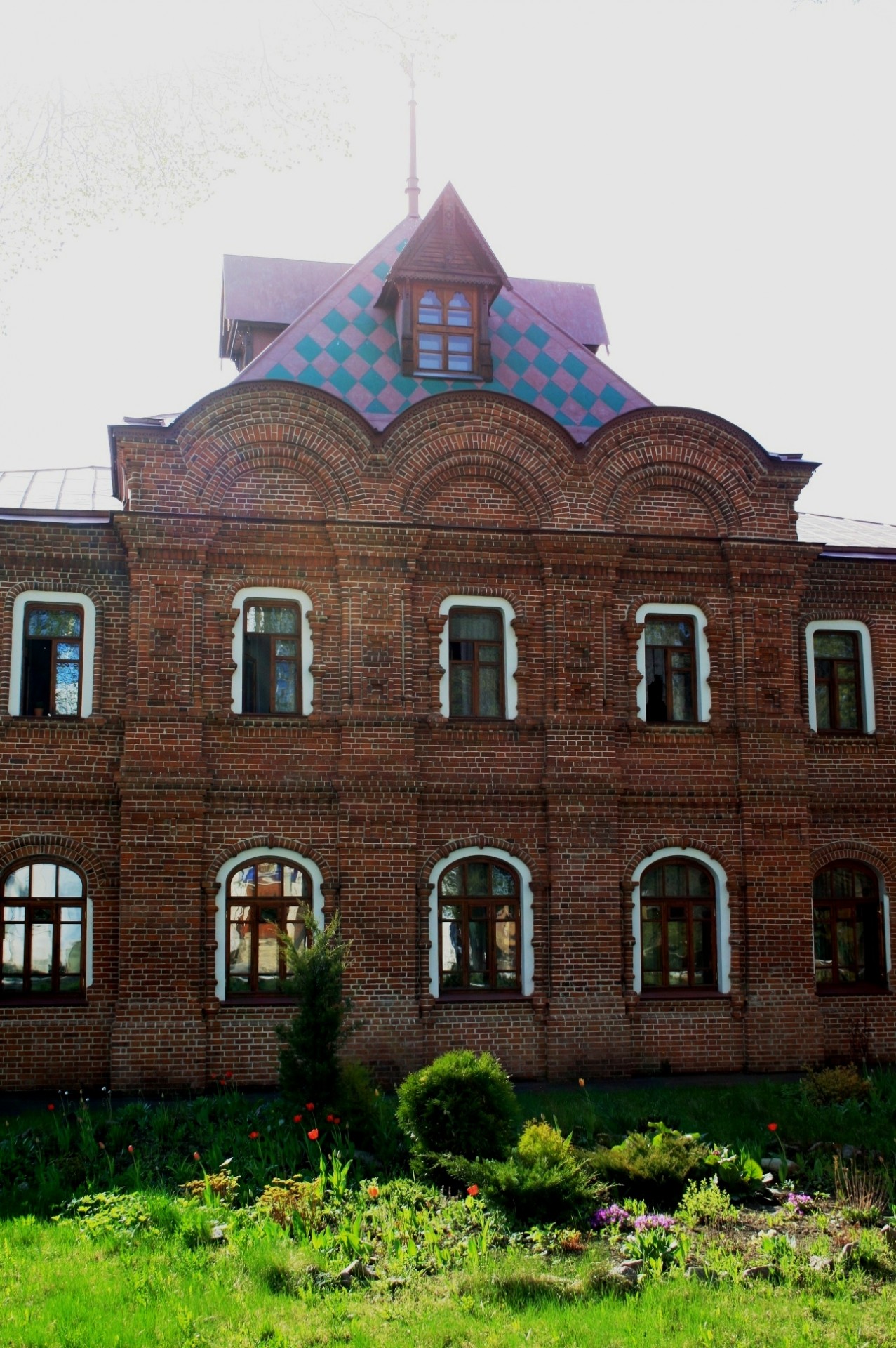 красное кирпичное здание, Москва