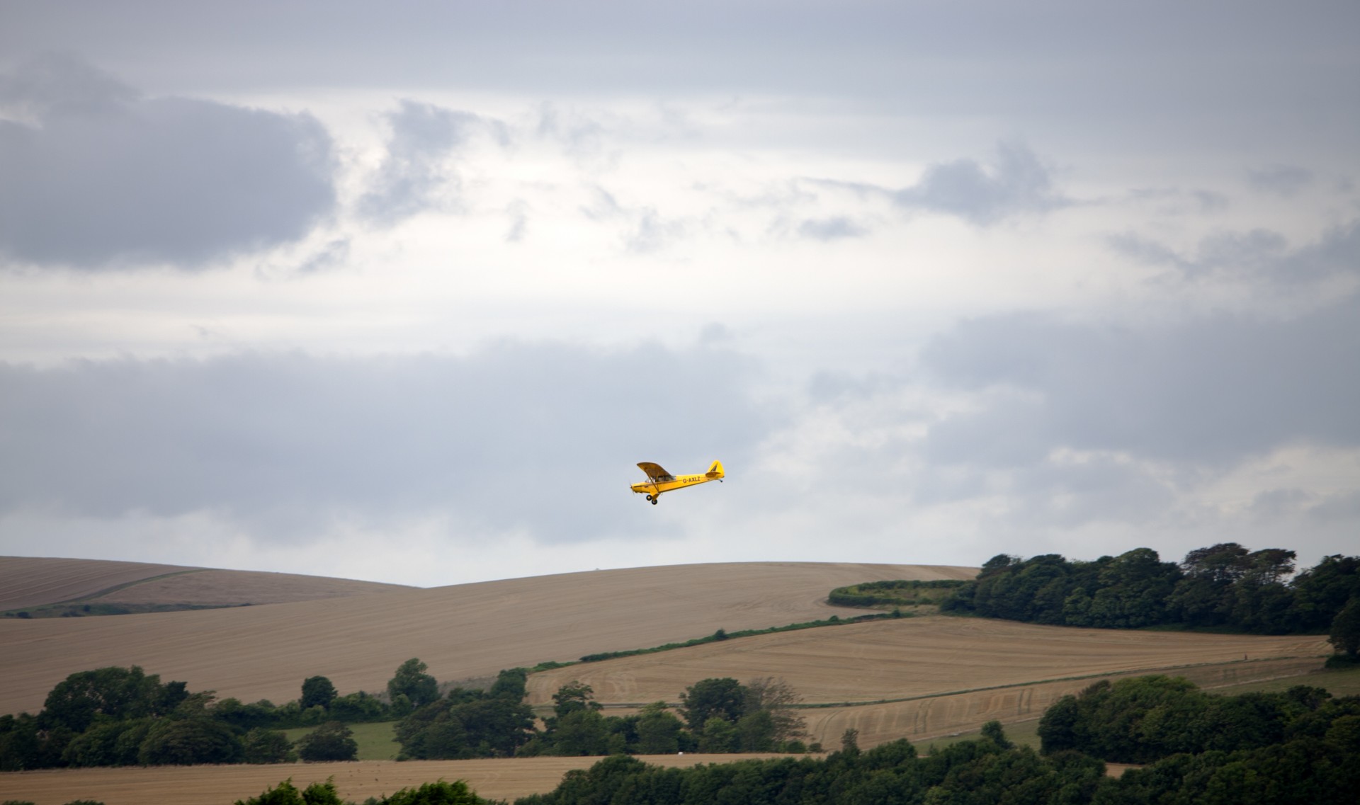 Сельский пейзаж и самолета