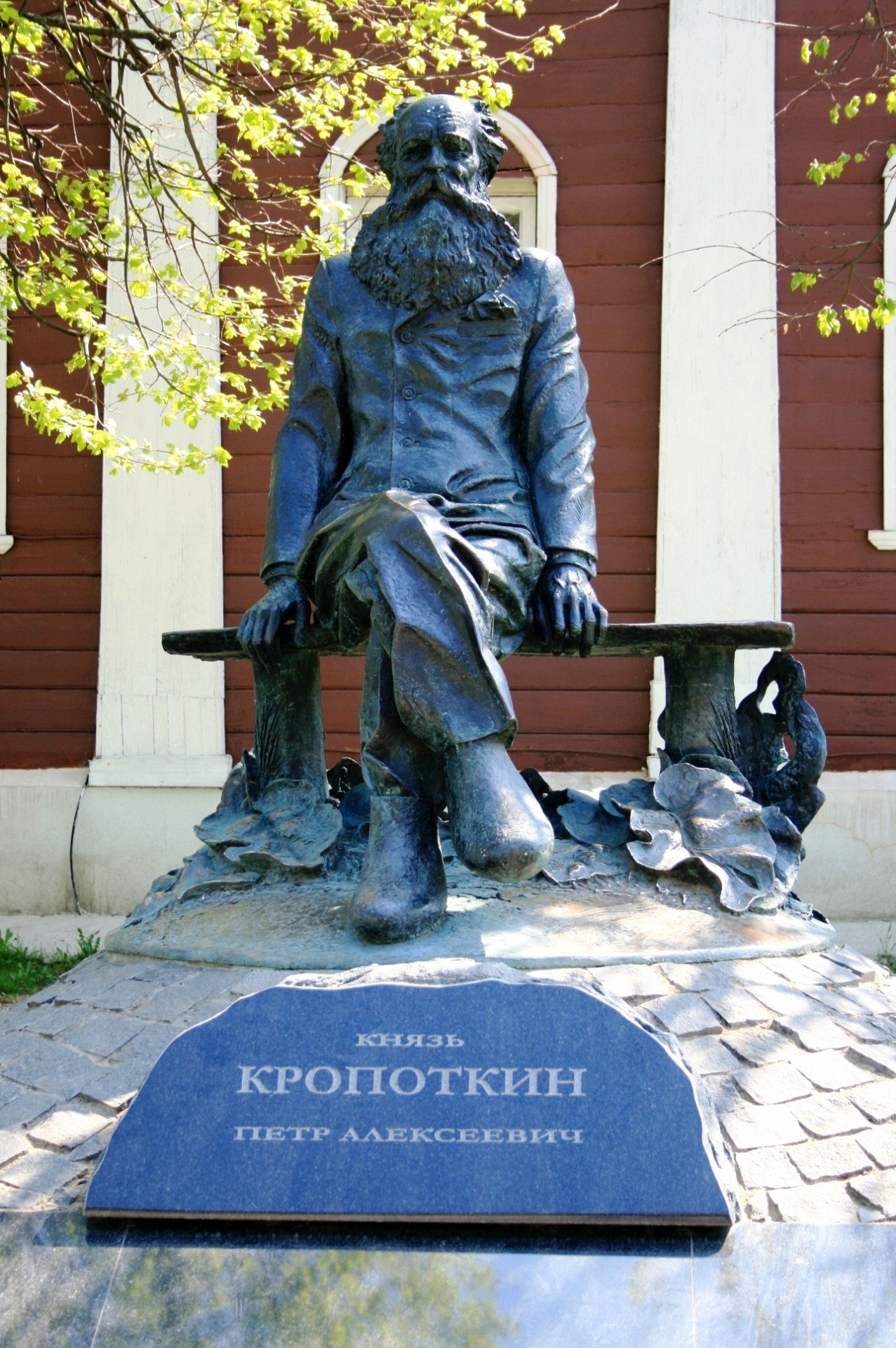 Статуя Петра Кропоткина