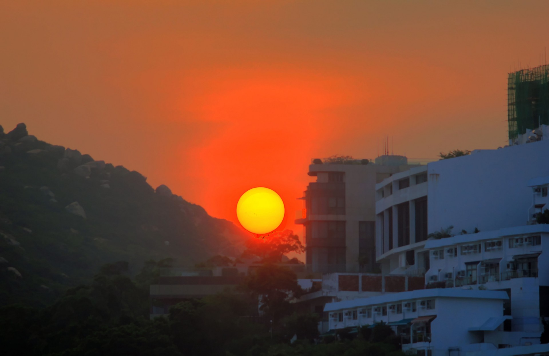 Sonnenuntergang über Hügel und Hotels