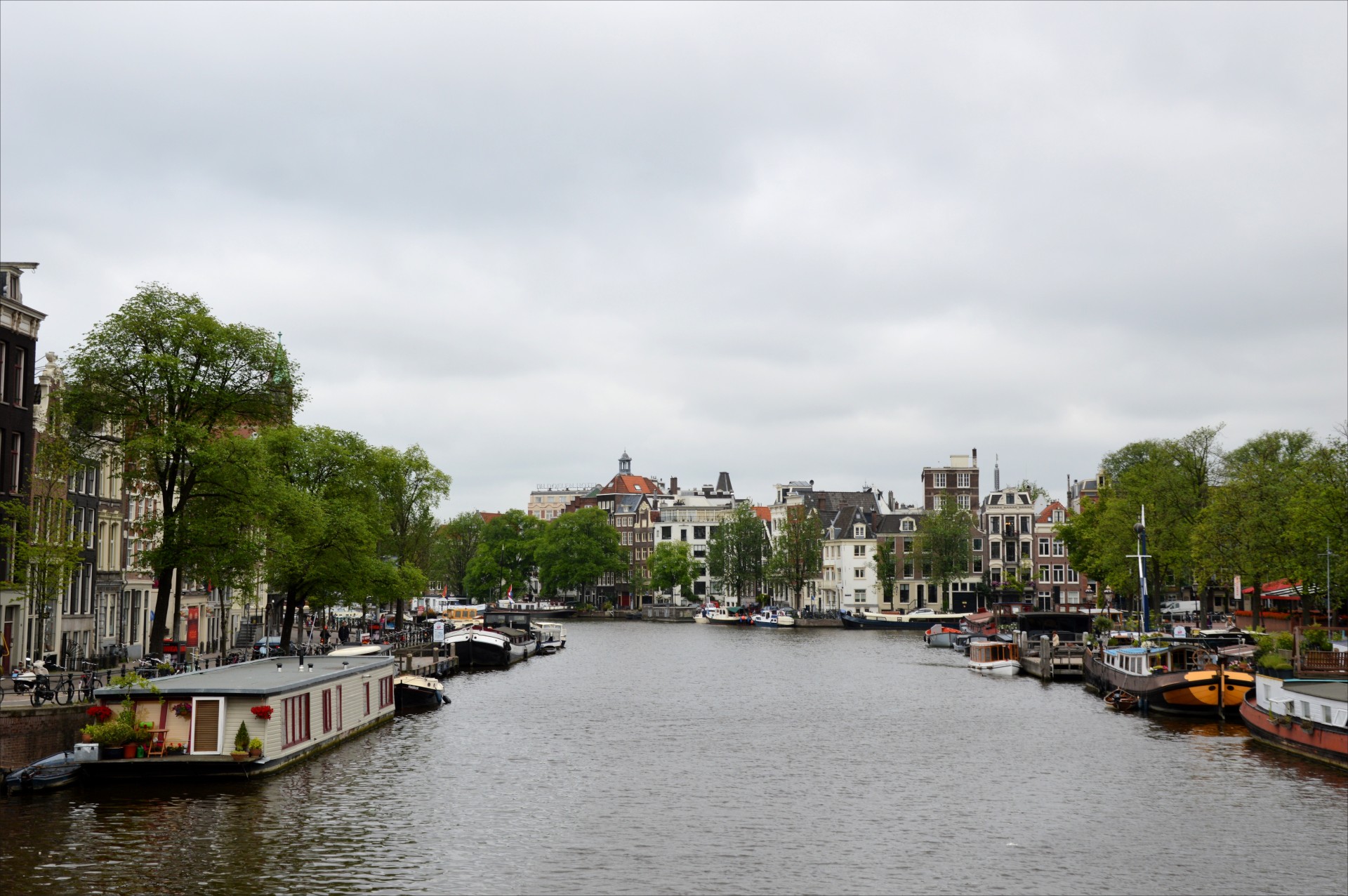 В городе Амстердам