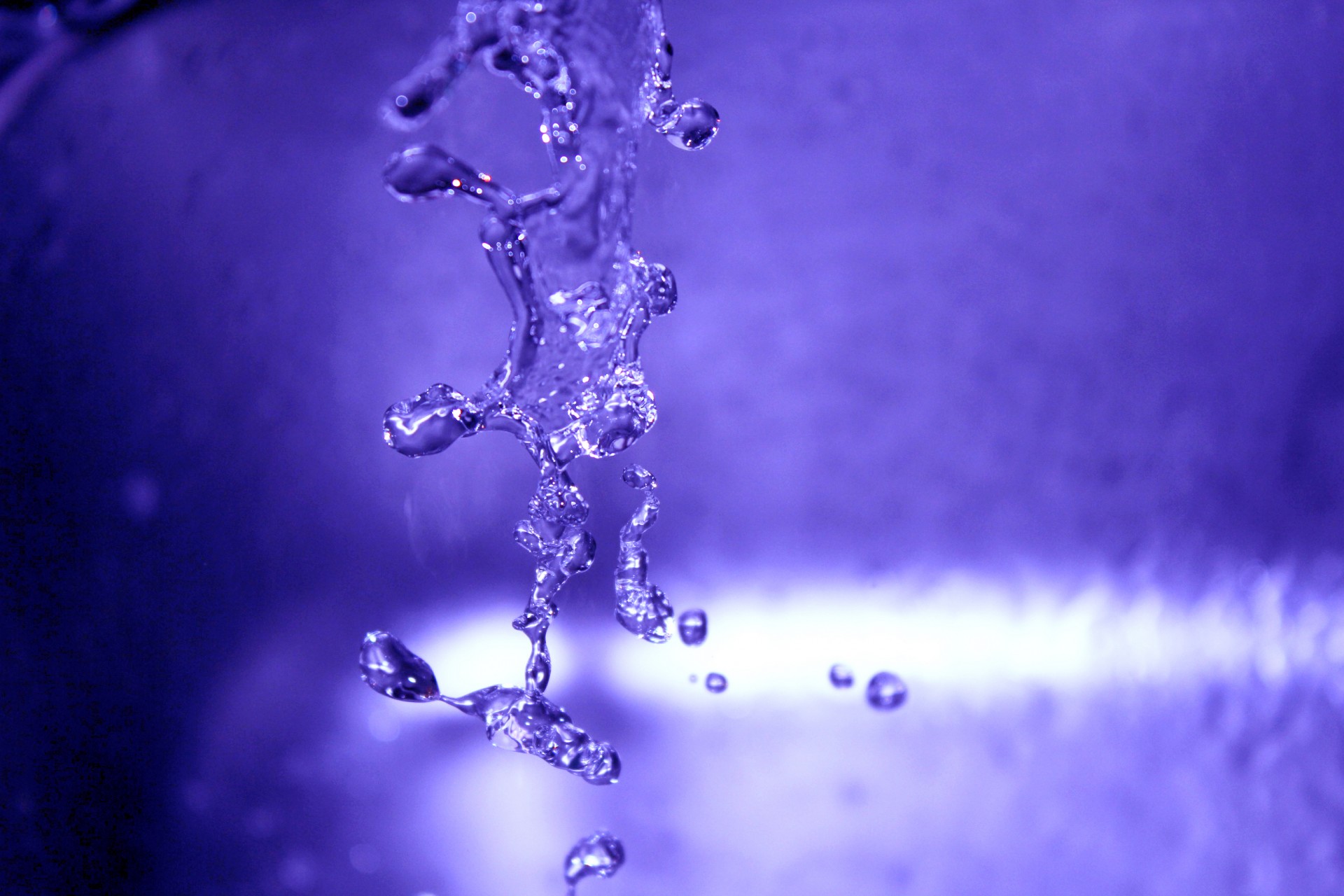 вода фиолетовом фоне