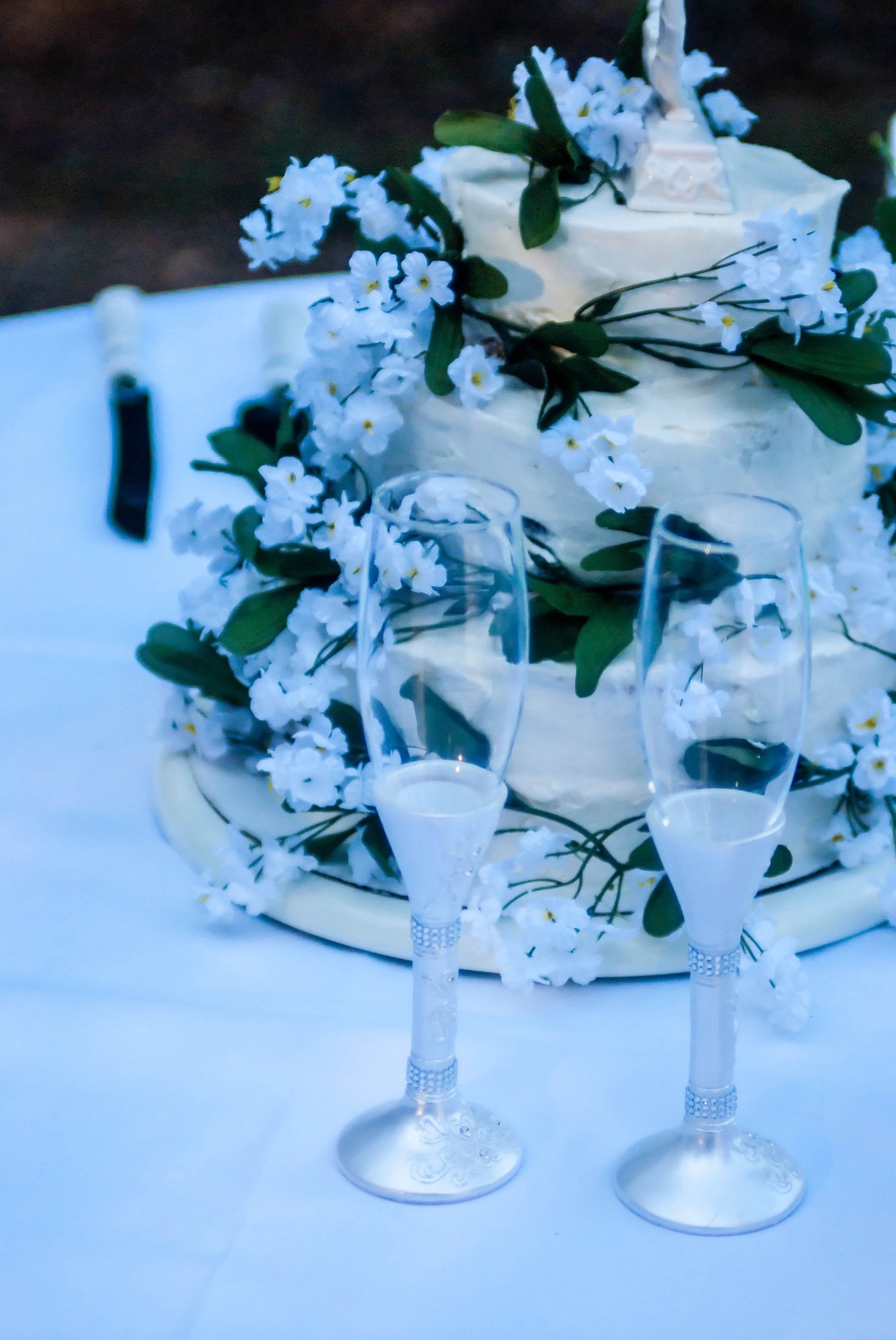Hochzeitstorte mit Weinglas