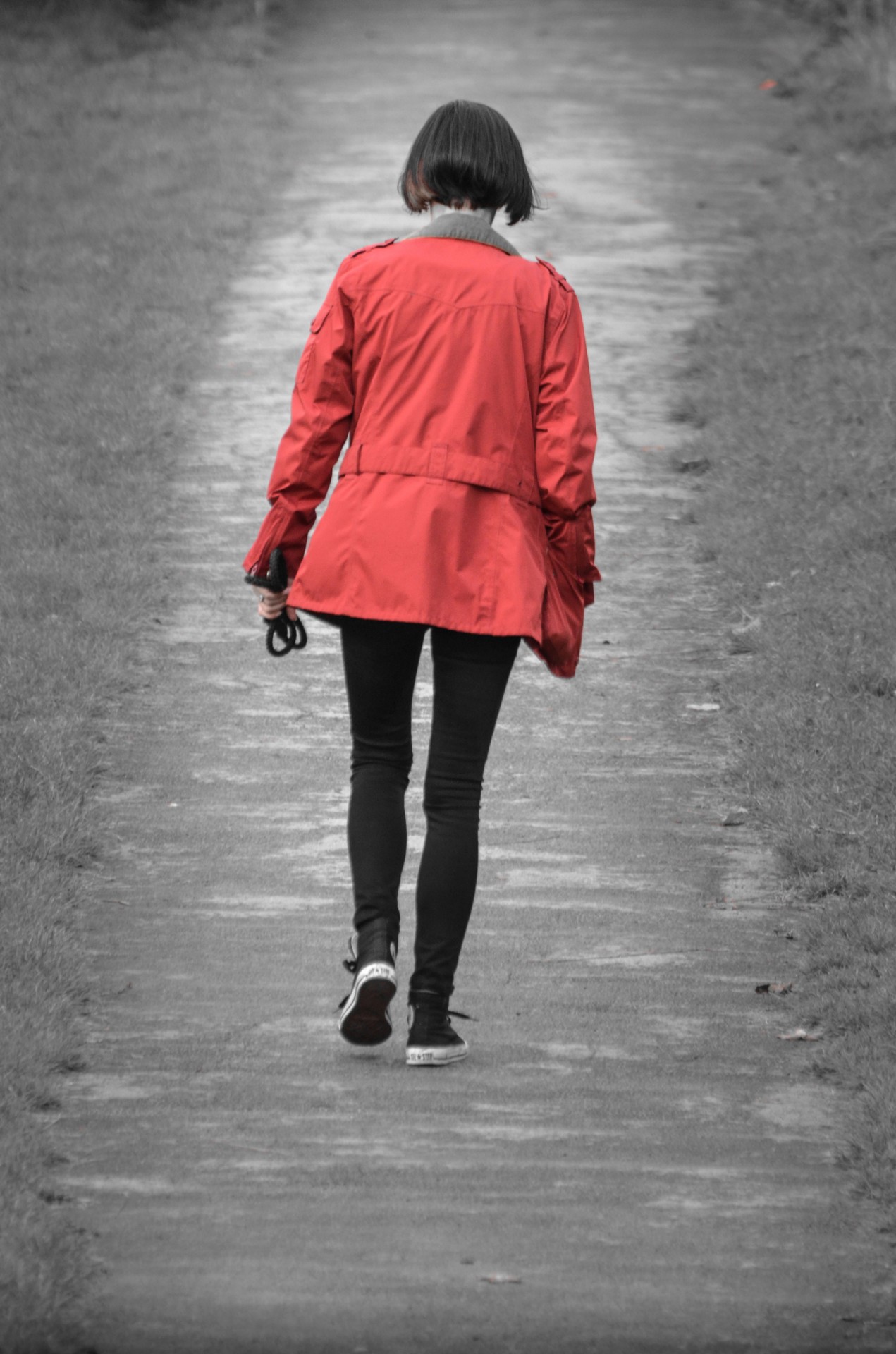 Женщина и красной куртке