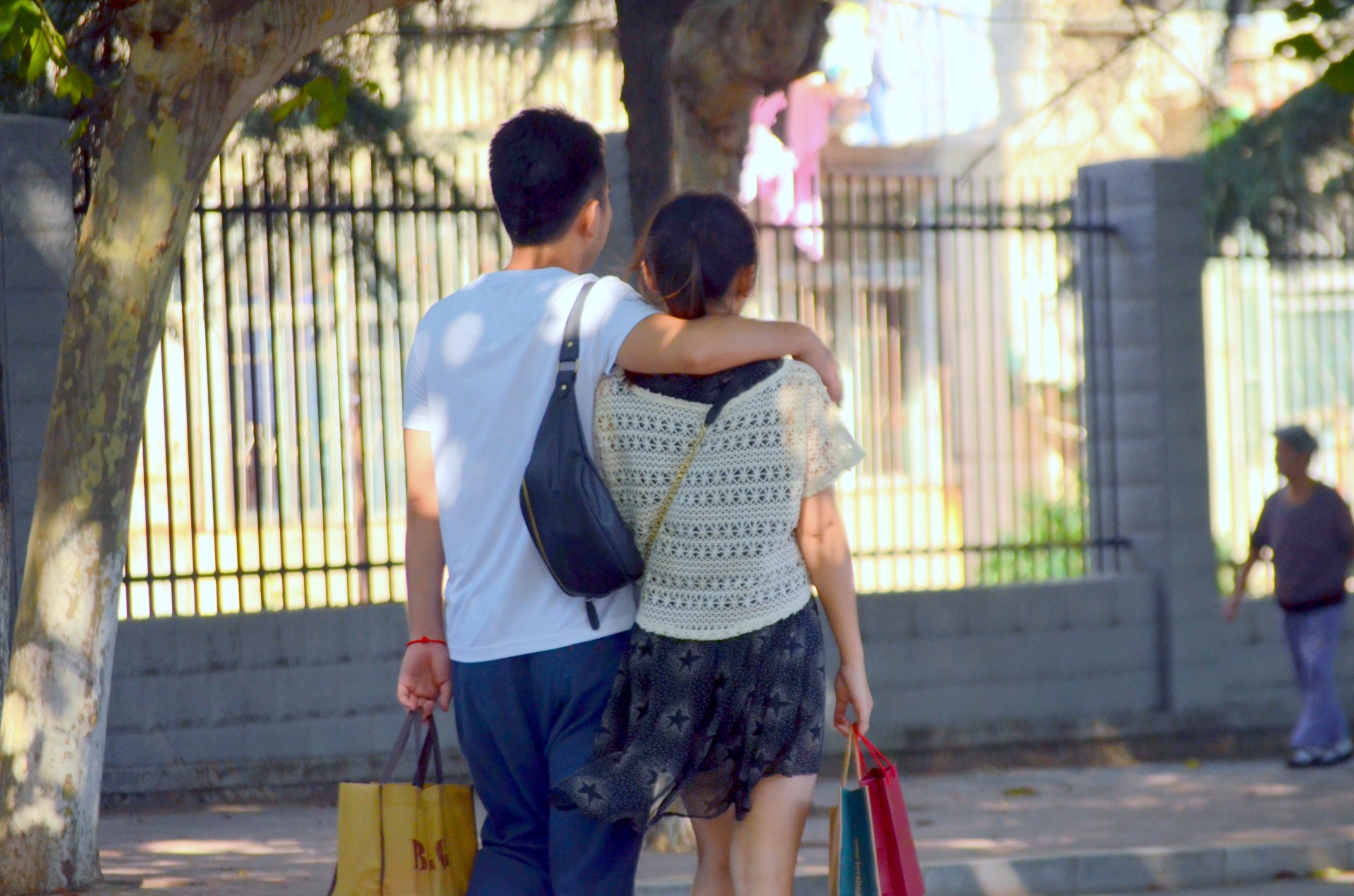 https://www.publicdomainpictures.net/pictures/60000/velka/young-couple-walking.jpg
