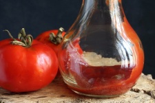 Tomates com garrafa de vidro transparent