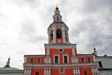 Monastère Danilov contre les nuages