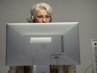 Ältere Frau an einem Computer