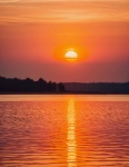 Krajobraz jeziora o zachodzie słońca