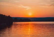 Krajobraz jeziora o zachodzie słońca