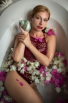 Spa, kobieta, kąpiel w płatkach kwiatów