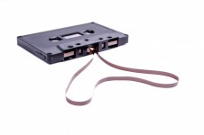 Cassette audio con la pellicola su bianc
