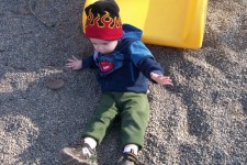 Baby Boy Glückliche niedliche Makro Park
