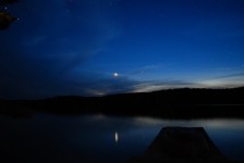 Beau ciel étoilé sur le lac