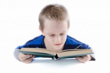 Jongen het lezen van een boek