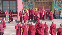 Buddhističtí mniši v klášteře.