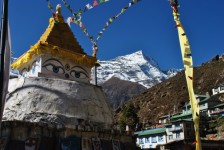Statuie budist în Himalaya.