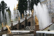 Kaskádové schodiště a fontány