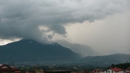 Moln i bergen i Katmandu