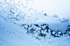 Frost vzory na oknech
