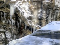 Bevroren rivier en ijspegels