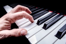 Kéz játszik a digitális zongora
