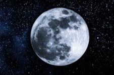 Noční obloha s měsícem a hvězdami